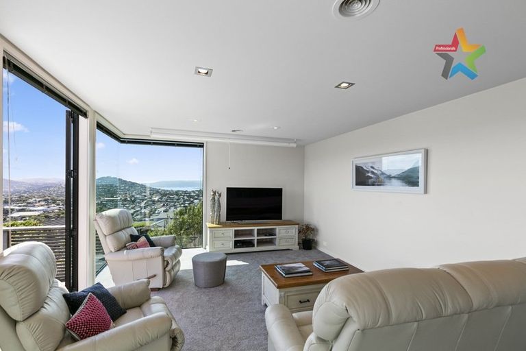 Photo of property in 1 Mewburn Rise, Karori, Wellington, 6012