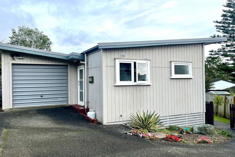 Photo of property in 77 Woodglen Road, Glen Eden, Auckland, 0602