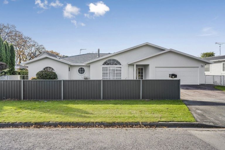 Photo of property in 15 Wood Street, Greytown, 5712