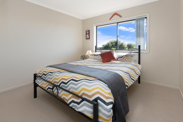 Photo of property in 19 Fairbairn Place, East Tamaki Heights, Auckland, 2016