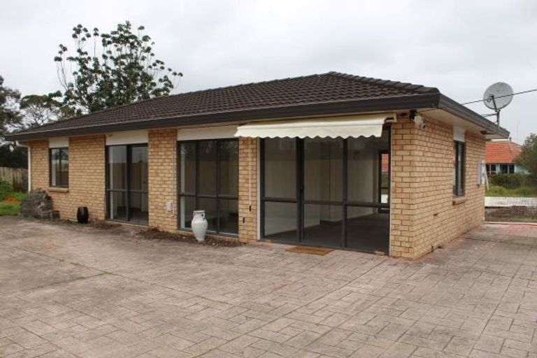 Photo of property in 10 Hill Crescent, New Lynn, Auckland, 0600