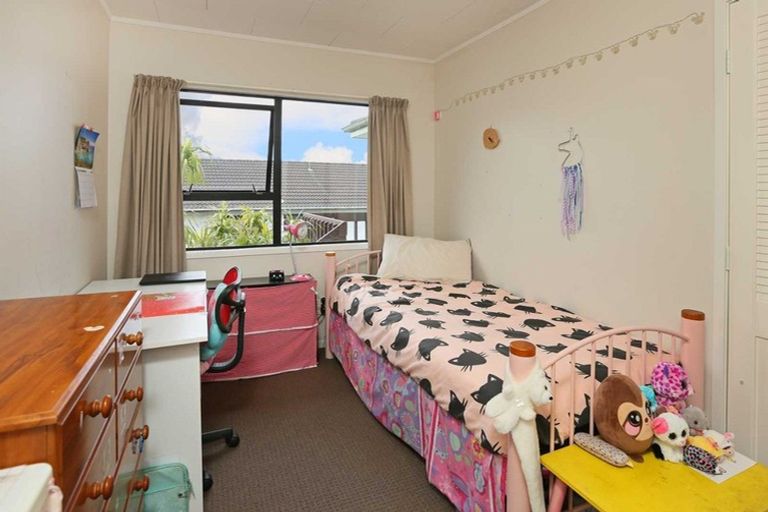Photo of property in 4 Landsdale Place, Massey, Auckland, 0614