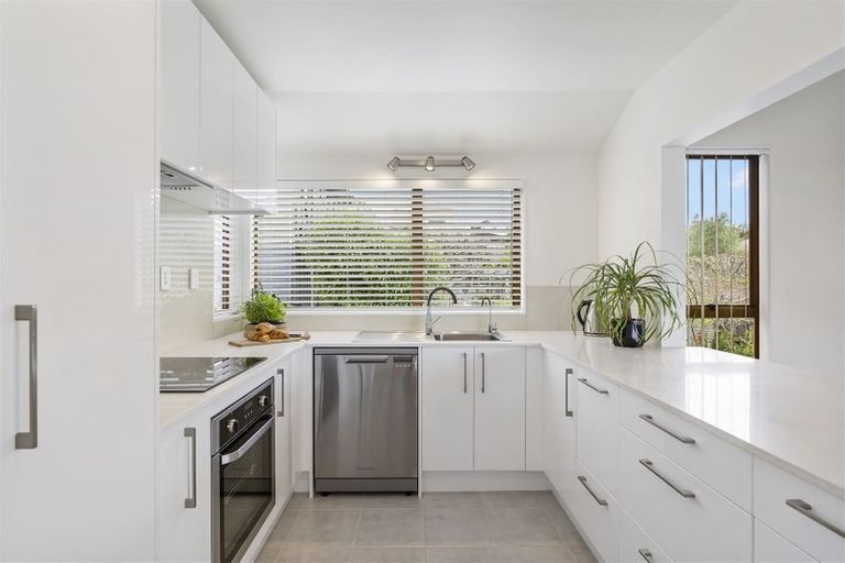 Photo of property in 2/165 Birkenhead Avenue, Birkenhead, Auckland, 0626