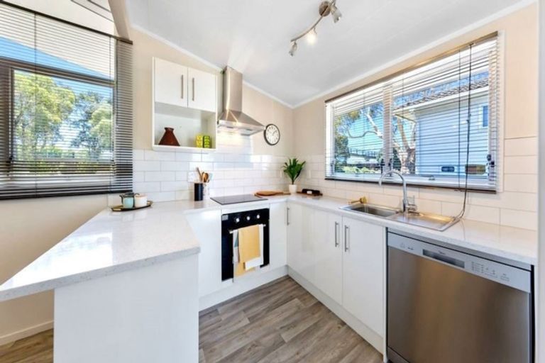 Photo of property in 26 Killington Crescent, Mangere, Auckland, 2022