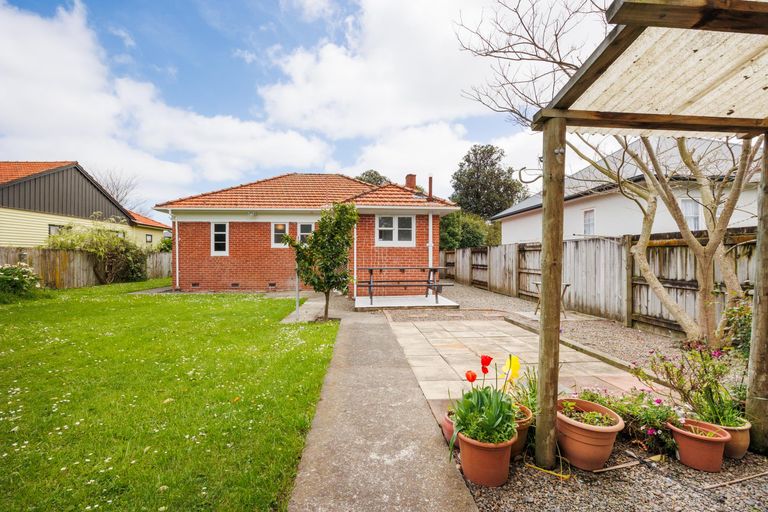 Photo of property in 210 College Street, West End, Palmerston North, 4412