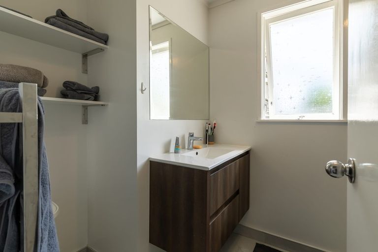 Photo of property in 21 South Lynn Road, Titirangi, Auckland, 0604