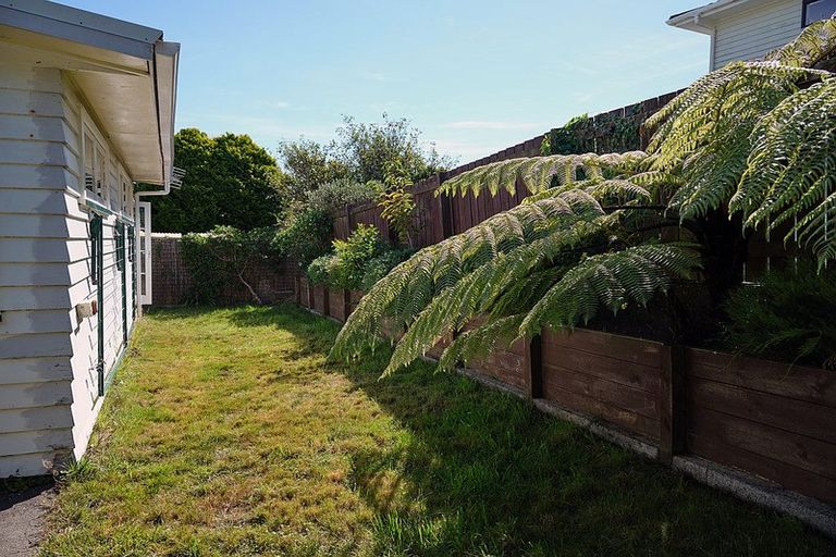 Photo of property in 17 Horokiwi Road West, Newlands, Wellington, 6037