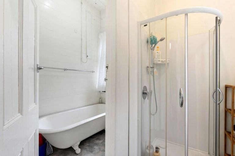 Photo of property in 8 Northland Road, Northland, Wellington, 6012