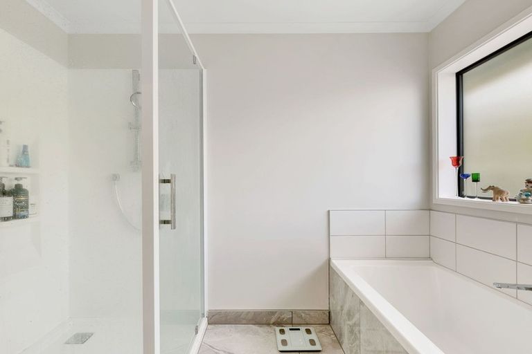 Photo of property in 117 Queen Charlotte Drive, Aotea, Porirua, 5024