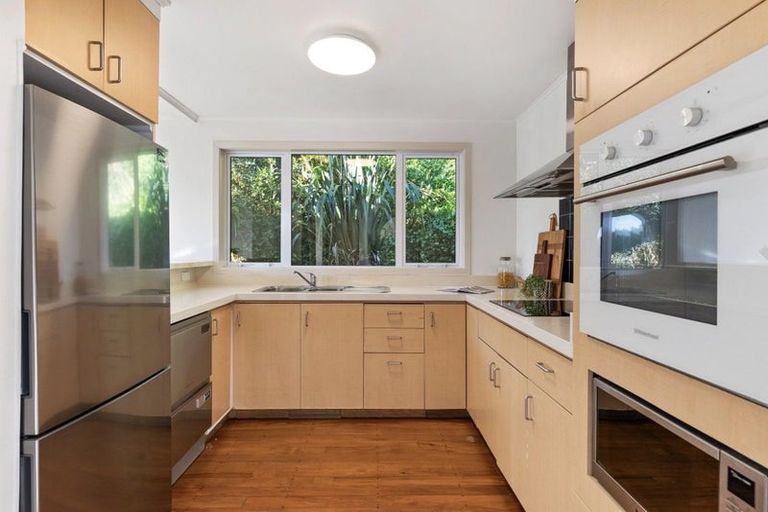 Photo of property in 9 Lomond Street, Newlands, Wellington, 6037