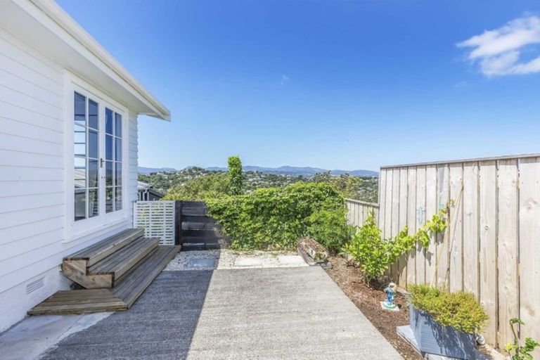 Photo of property in 90 Akaroa Drive, Maupuia, Wellington, 6022