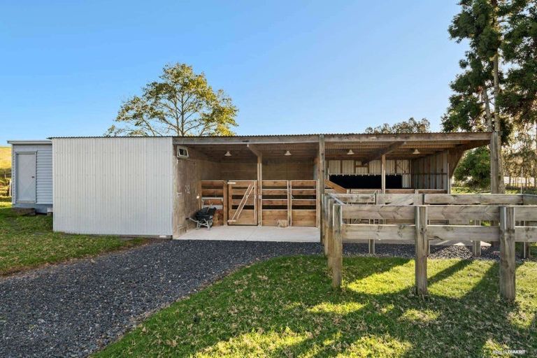 Photo of property in 290 Waitakere Road, Taupaki, 0782