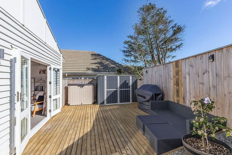 Photo of property in 27 Mexted Terrace, Tawa, Wellington, 5028