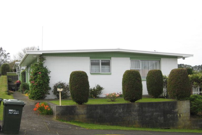 Photo of property in 6b Fairview Place, Westown, New Plymouth, 4310