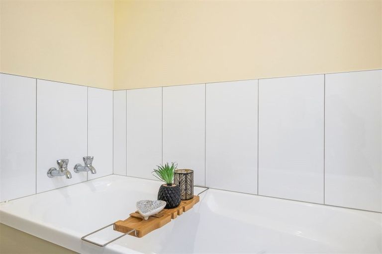 Photo of property in 20 Lanyon Place, Whitby, Porirua, 5024