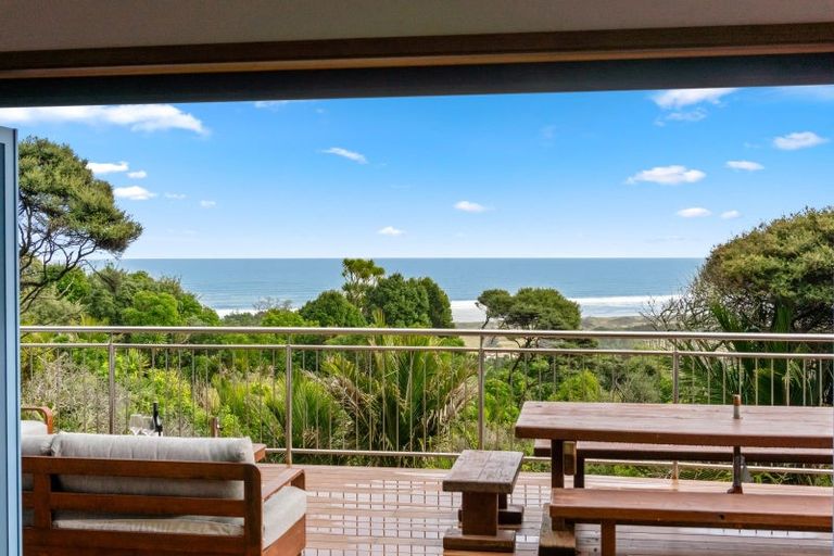 Photo of property in 84 Domain Crescent, Muriwai, Waimauku, 0881