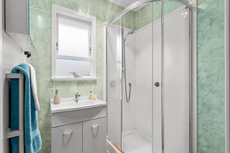Photo of property in 63 Divich Avenue, Te Atatu South, Auckland, 0610