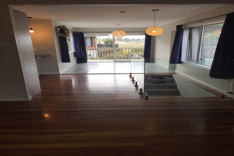 Photo of property in 26 Tawhana Crescent, Red Beach, 0932