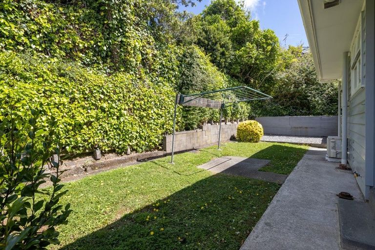 Photo of property in 12 Kahikatea Grove, Paparangi, Wellington, 6037