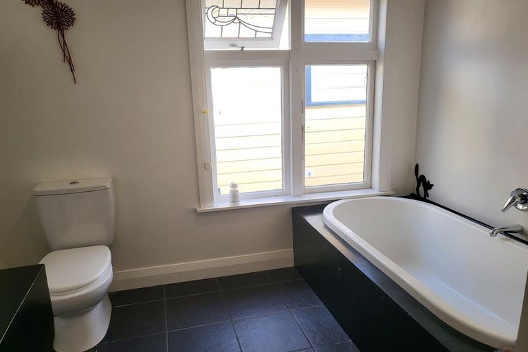 Photo of property in 1-3/100 Overtoun Terrace, Hataitai, Wellington, 6021