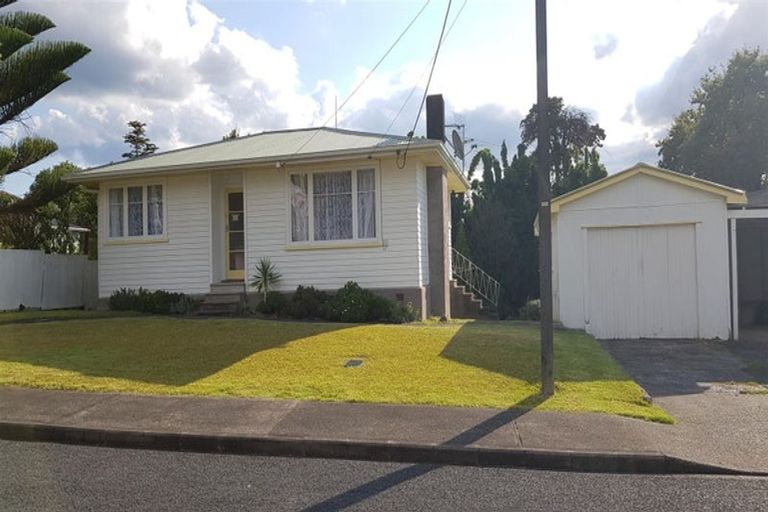 Photo of property in 4 Pomelo Road, Te Atatu South, Auckland, 0610