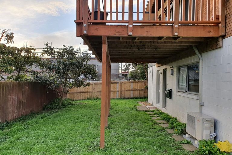 Photo of property in 3/104 East Coast Road, Forrest Hill, Auckland, 0620