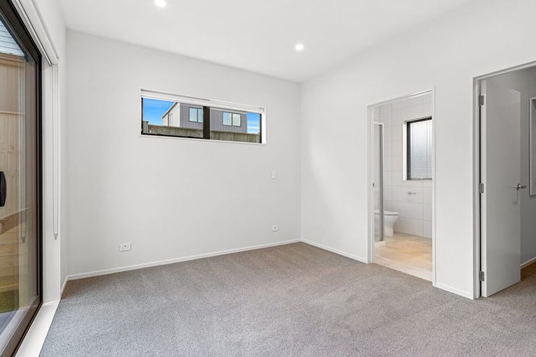 Photo of property in 28 Port Way, Rosehill, 2113