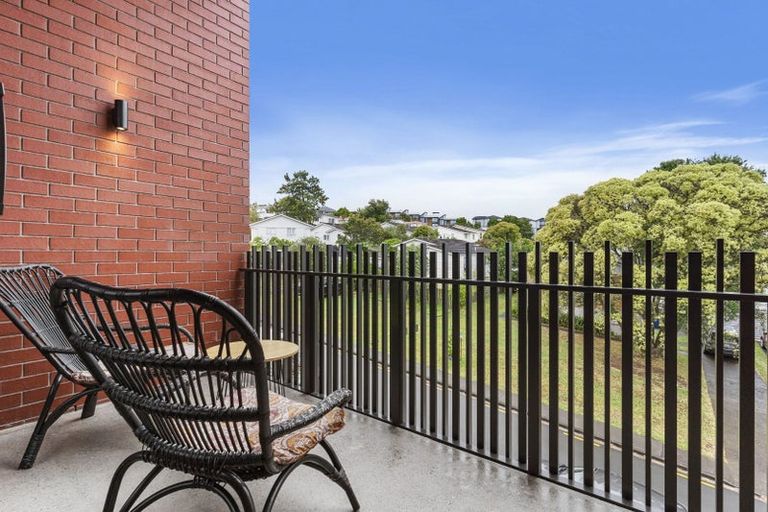 Photo of property in 25 Potter Avenue, Northcote, Auckland, 0627
