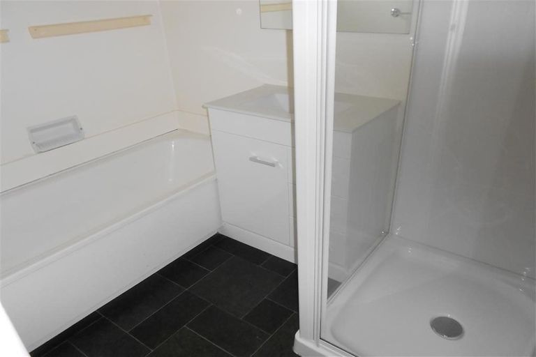 Photo of property in 12 Griffiths Grove, Newlands, Wellington, 6037