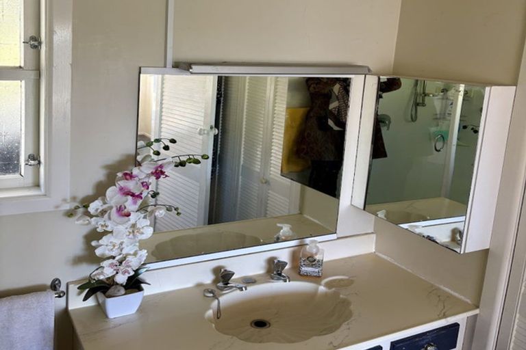 Photo of property in 11 Earle Place, Acacia Bay, Taupo, 3330