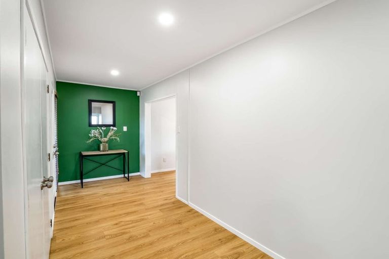 Photo of property in 10 Glen Vista Place, Bayview, Auckland, 0629
