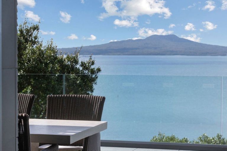 Photo of property in 41 Beach Road, Castor Bay, Auckland, 0620