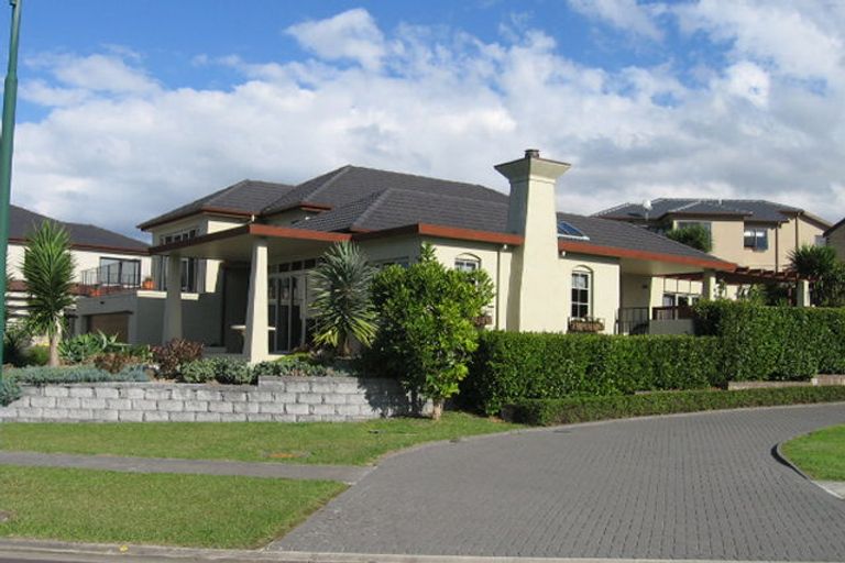 Photo of property in 5 Onemana Way, Te Atatu Peninsula, Auckland, 0610