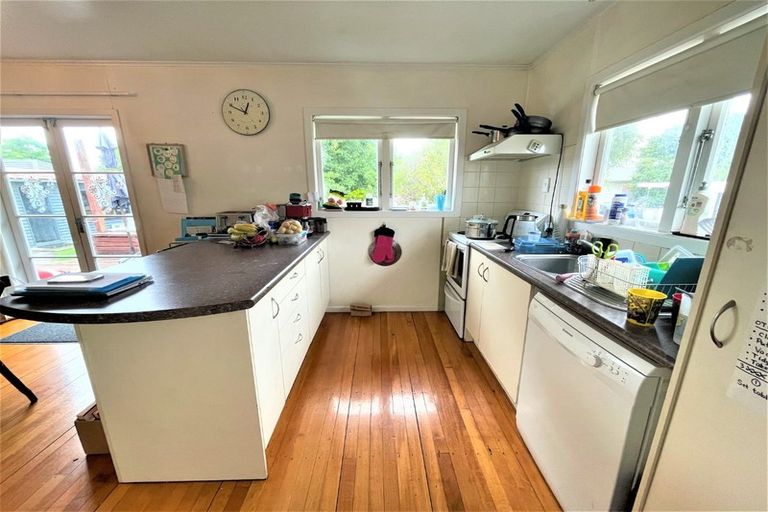 Photo of property in 27 Kervil Avenue, Te Atatu Peninsula, Auckland, 0610