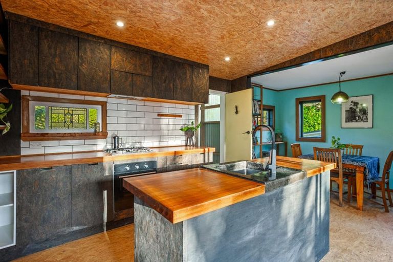 Photo of property in 132 Seaview Road, Piha, New Lynn, 0772