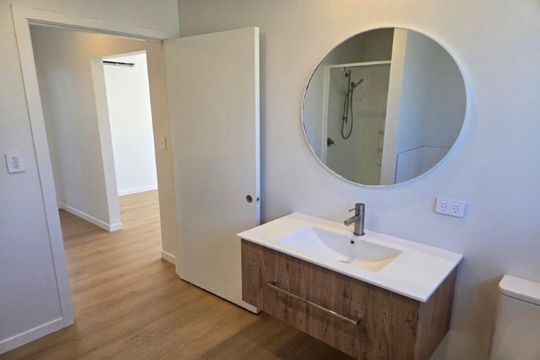 Photo of property in 102 Yaldhurst Road, Sockburn, Christchurch, 8042