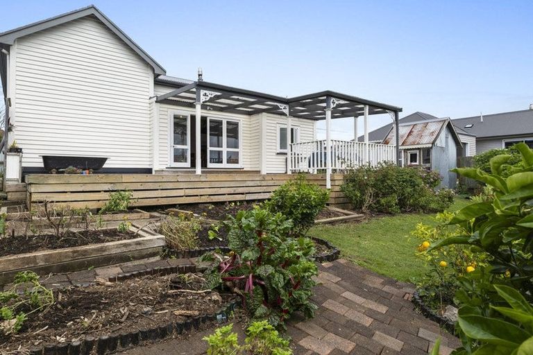 Photo of property in 132 Tukapa Street, Westown, New Plymouth, 4310