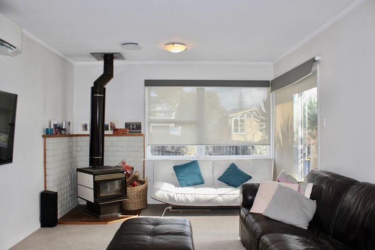 Photo of property in 34 Sunvue Road, Glen Eden, Auckland, 0602