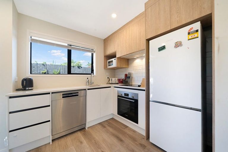 Photo of property in 2/11 Scanlen Terrace, Kelston, Auckland, 0602