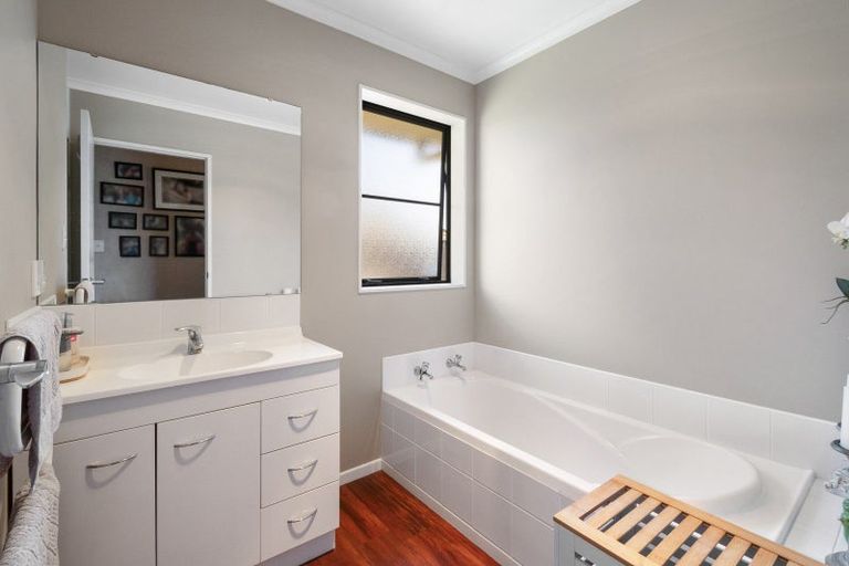 Photo of property in 36 Geneva Terrace, Kelvin Grove, Palmerston North, 4414