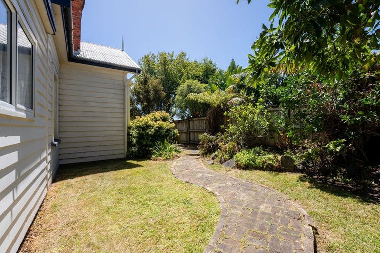 Photo of property in 72 Hinemoa Street, Birkenhead, Auckland, 0626