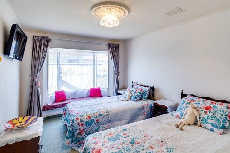 Photo of property in 10 Knightsbridge Place, Taradale, Napier, 4112