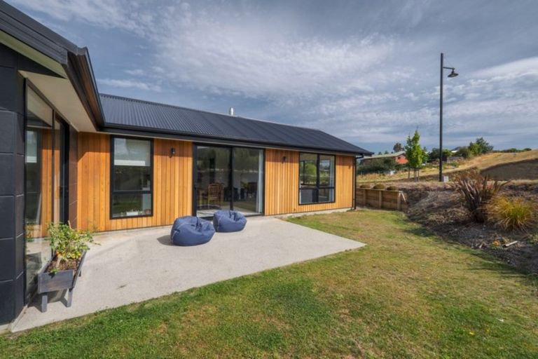 Photo of property in 51 Kirimoko Crescent, Wanaka, 9305