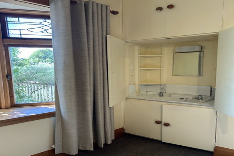 Photo of property in 100 Mortimer Terrace, Brooklyn, Wellington, 6021