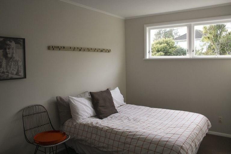 Photo of property in 2 Paparangi Crescent, Paparangi, Wellington, 6037