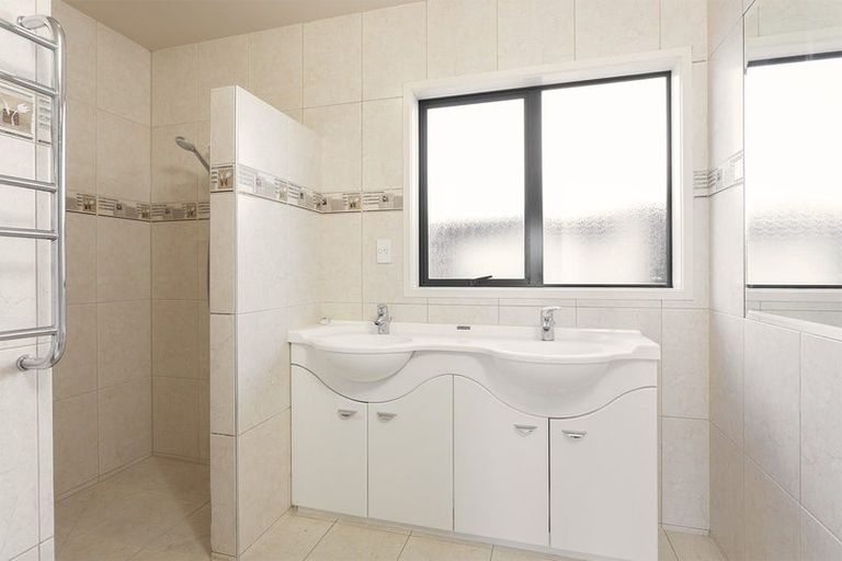 Photo of property in 4 Cliff View Drive, Green Bay, Auckland, 0604
