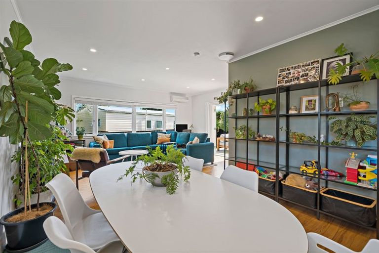 Photo of property in 17a Clinton Avenue, Te Atatu Peninsula, Auckland, 0610