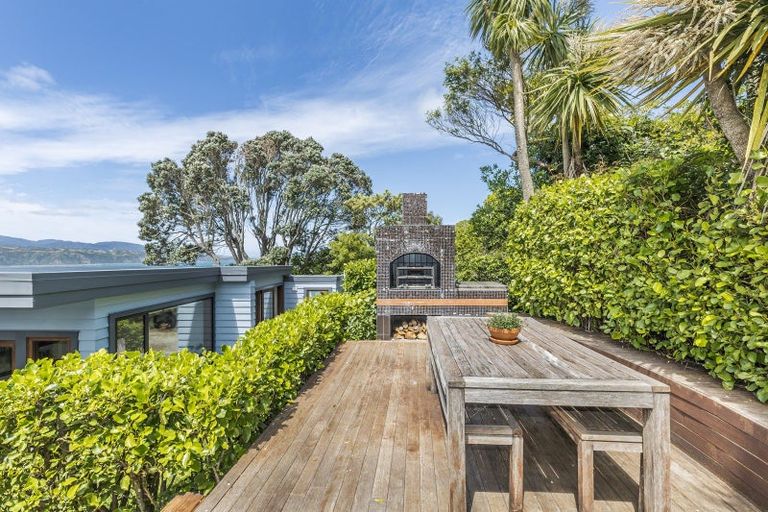 Photo of property in 22 Tai Paku Paku Road, Karaka Bays, Wellington, 6022