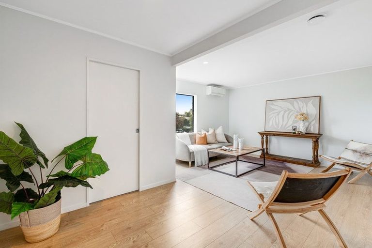 Photo of property in 1/1 Tern Place, Unsworth Heights, Auckland, 0632