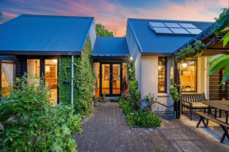 Photo of property in 11 Dunrobin Place, Avonhead, Christchurch, 8042